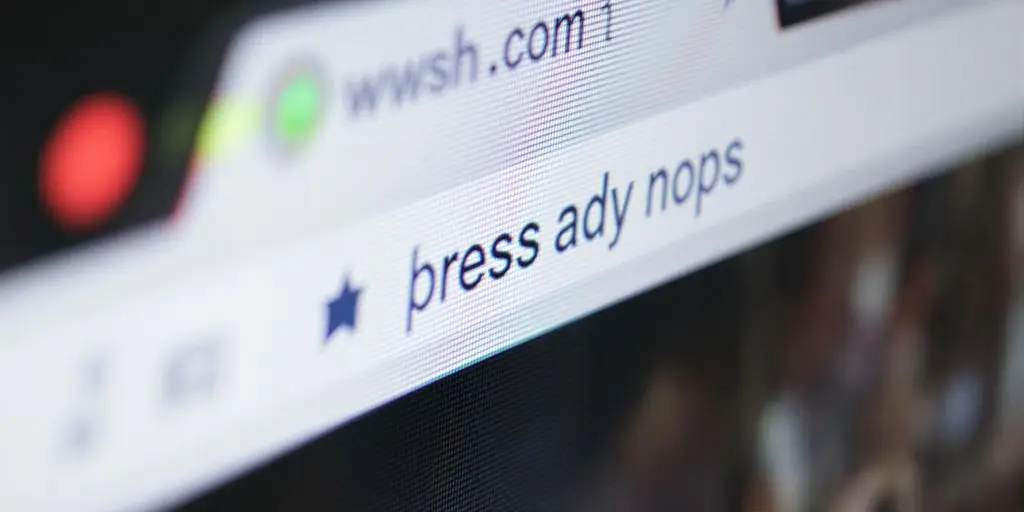 Nahaufnahme eines Computerbildschirms mit neu ladender Webseite.
